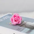 Nahaufnahme eines rosa dreilagigen Seifenrosenkopfes für DIY-Blumenstraußbasteln. - Dreischichtiger Kopf / Rosa