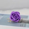 Detailansicht eines lila Seifenrosenkopfes für DIY-Valentinstagssträuße. - Dreischichtiger Kopf / Mittleres Lila