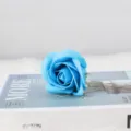 Detailansicht eines blauen dreischichtigen Seifenrosenkopfes mit grünem Sockel für DIY-Sträuße - Dreischichtiger Kopf / Mittelblau
