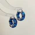 Dettaglio di lusso degli orecchini a cerchio con zirconi quadrati blu e montatura argento - Blu (R2738)