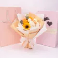 Detailansicht eines Seifenblumenstraußes mit Sonnenblumen und Rosen in rosa Geschenkbox - Phalaenopsis Orchidee Stil / Ohne Handtasche / Champagnergold