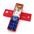 Detailansicht der 24K Goldfolienrose, Teddybär und blauen Seifenblumen in roter Box - Rose Bär Geschenkbox Set / 6er Set / Blau