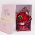 Detalle de un ramo de rosas de jabón rojas en una caja de regalo rosa con corazones - Caja Corazón Hueco (Rojo Romántico) Juego de Regalo de Ramo / Rojo