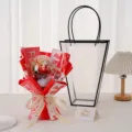 Seifenrosenstrauß mit kleinem Plüschbären in Acrylkugel und trapezförmiger Tasche - Runde Kugel Acryl + Bär + Trapezförmige Tasche / Rot