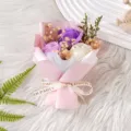 Mini Seifenrosen Strauß mit Trockenblumen, rosa Geschenkpapier und eleganter Schleife. - 3 lila-weiße Blumen mit Trockenblumen