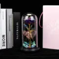Rosa de Galaxia en Cúpula de Vidrio con Mariposa y Luces LED Regalo de San Valentín - Control remoto USB tres hojas azul dorado y mariposa hueca (base negra)
