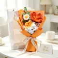 Bouquet di fiori all'uncinetto fatto a mano con involucro arancione e biglietto - Stile Arancione (Con Borsa Regalo Biglietto)