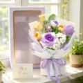 Handgefertigter Häkelblumenstrauß mit Geschenke-Box, romantisches Geschenk zum Valentinstag. - Lila Fensterbox Lilie und Rose / Lila