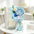 Bouquet all'uncinetto fatto a mano con cosmee blu e margherite in confezione regalo - Stile Blu (Con Borsa Regalo Biglietto)