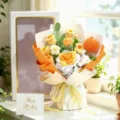Handgefertigter Häkelblumenstrauß Wollrose Lilie ewiges Geschenk für Valentinstag - Graue Fensterbox Lilie und Rose / Champagner
