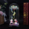 Detailansicht einer leuchtenden Galaxy-Rose in einer Glaskuppel mit LEDs und Paarfigur - Hochzeitspaar mit Blumenstrauß / Hochzeitsstil (Schwarzer Sockel/Buntes Licht)