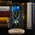 Blaue Goldfolienrose in Glaskuppel mit LED-Lichterkette auf Holzsockel als Deko - Buntes Blau (Holzsockel)