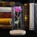 Detail der irisierenden Goldfolienrose in Glaskuppel mit Lichterkette - Colorful Pink (Wood Base)