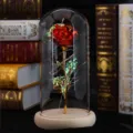 Detailansicht einer Goldfolien-Rose in einem Glasdom mit LED-Licht auf Holzsockel - Rot (Holzsockel)