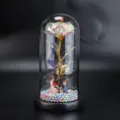 Detailansicht der ewigen Goldrose im Glasdom mit LED-Lichterkette und kleinen Paarfiguren. - Heiratsantrag (Schwarzer Sockel)