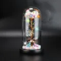Detail der schillernden Rose in Glaskuppel mit LED-Licht und küssenden Figuren. - Küssendes Paar (Schwarzer Sockel)