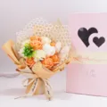Vista detallada del ramo de rosas de jabón con caja de regalo rosa con tema de corazón. - Caja Corazón Hueco (Champaña Fresco) Juego de Regalo de Ramo / Champán