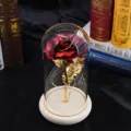 Konservierte rote Rose in Glaskuppel mit Lichterkette und Holzsockel Ornament. - Goldfolienrosen-Stil / Rot (Original Holzsockel/Warmes Licht)