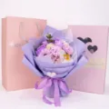 Exklusiver lila Seifenblumenstrauß mit rosa Geschenkbox und Tasche zum Valentinstag. - Phalaenopsis Orchidee Stil / Ohne Handtasche / Lila