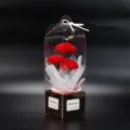 Vue détaillée du bouquet de fleurs de savon œillet artificiel dans une boîte cadeau. - Boîte Cadeau 3 Œillets / Rouge