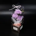 Vue de détail de 3 fleurs de savon œillet violet dans une boîte cadeau pour la fête des mères. - Boîte Cadeau 3 Œillets / Mauve Clair