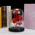 Primer plano de rosas rojas artificiales en cúpula de vidrio con luces LED y caja de regalo rosa - Cúpula de Vidrio Grande + 3 Flores de Pan de Oro + Cable USB / Rojo
