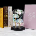 Detalle de rosas holográficas iridiscentes en cúpula de cristal con luces LED - Cúpula de Vidrio Grande + 3 Flores de Pan de Oro + Cable USB / Multicolor