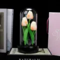 Détail veilleuse tulipe artificielle sous cloche en verre, élégant ornement de fleur noir. - Tulipe champagne avec lumière
