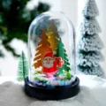 Décoration de dôme en verre lumineux de Noël avec arbres miniatures et père Noël. - Grande cloche en verre, pelouse 3D et 3 arbres / Coupe régulière
