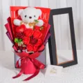 Bouquet apo triantafyla sapouniou Agiou Valentinou me leuko arkooudaki kai maouro koutio. - Κόκκινα τριαντάφυλλα με μεγάλο λευκό αρκουδάκι και μαύρο κουτί με παράθυρο