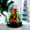 Magnifique décoration de lumière en dôme de verre de Noël avec père Noël et mini sapin LED. - Grande cloche en verre, sapin de Noël en fils chenille / Coupe régulière