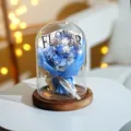 Romantischer blauer ewiger Rosenstrauß im Glasdom mit LED-Lichterkette für Geschenke - 5 roses, crushed ice blue a (blue paper)