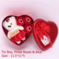 Vista detallada de caja de regalo en forma de corazón con un oso y tres rosas rojas - 3 Rosas de Jabón Con Oso / Rojo