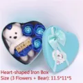 Detalle de caja de regalo de metal corazón con oso de peluche y tres rosas de jabón - 3 Rosas de Jabón Con Oso / Azul
