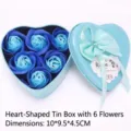 Detalle macro de una caja de metal azul en forma de corazón con seis rosas de jabón. - 6 flores de jabón / Azul