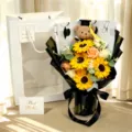 Abschluss Sonnenblumen Seifenblumen Strauß mit Dr Bär und Geschenktüte für Studenten. - Geschenktüte + Blumenstrauß / Champagner