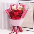 Roter Seifenrosenstrauß mit zwei Plüschbären und Band als Valentinstagsgeschenk. - 2 Bären 8 Blumen (Box + LED + Handtasche) / Rot