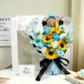 Abschluss Seifenblumen Blumenstrauß mit Sonnenblume Rose und Bär Geschenk für Schüler - Geschenktüte + Blumenstrauß / Hellblau
