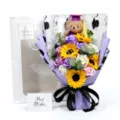 Abschlussgeschenk Sonnenblumen Blumenstrauß mit Doktor Bär, Seifenrosen und Geschenkbeutel. - Geschenktüte + Blumenstrauß / Lila