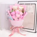 Nahaufnahme eines rosa Seifenrosenstraußes mit Teddybären und eleganter Geschenkverpackung - 2 Bären 8 Blumen (Box + LED + Handtasche) / Rosa