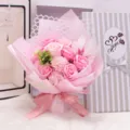 Dettaglio di un bouquet di fiori di sapone rosa con rose e garofani in una confezione regalo. - Bouquet con Confezione Regalo a Righe / Rosa