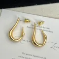 Elegante onregelmatige U-vormige gouden oorbellen voor een minimalistische look. - Goud