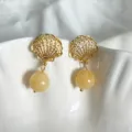 Filigrane goldene hohle Muschel Ohrhänger mit runden hellgelben Natursteinperlen - Symmetrische Muschel (Gelbe Perle) / Gold/Gelb