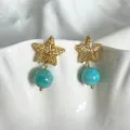 Elegante goldene Filigran-Seestern-Ohrringe mit blauen Amazonit-Perlen - Symmetrischer Stern (Blaue Perle) / Gold/Blau