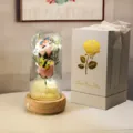 Détail de roses éternelles dans un dôme en verre LED avec une boîte cadeau élégante - Boîte Blanche de Qualité (Base Bois + 2 Fleurs de Savon + Boîte Musique) / Rose
