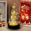 Vue détaillée d'un sapin de Noël doré sous dôme en verre avec lumières LED chaleureuses - Dôme en Verre + Version Standard / Style Sapin Doré à Fil Fin