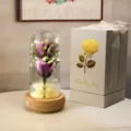 Détail d'une rose éternelle violette sous cloche en verre avec LED et boîte cadeau - Boîte Blanche de Qualité (Base Bois + 2 Fleurs de Savon + Boîte Musique) / Violet