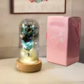 Rose éternelle bleue lumineuse sous cloche avec une belle boîte cadeau rose tendre - Boîte Rose en Carton Ondulé (Base Bois + 2 Fleurs de Savon + Boîte Musique) / Bleu
