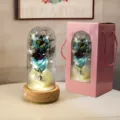 Rose éternelle bleue sous cloche en verre avec LED et boîte cadeau rose en détail - Boîte Rose à Fenêtre (Base Bois + 2 Fleurs de Savon + Boîte Musique) / Bleu