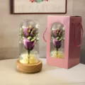 Élégante rose éternelle violette sous dôme en verre LED avec sa boîte cadeau rose - Boîte Rose à Fenêtre (Base Bois + 2 Fleurs de Savon + Boîte Musique) / Violet